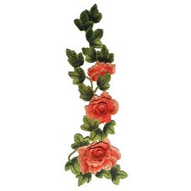 China Hierro por encargo del diseño floral en remiendo del bordado de Rose de los remiendos fábrica