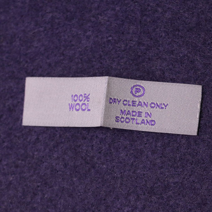 La ropa personalizada cose en el plegamiento de centro del doblez del extremo de las etiquetas de la tela