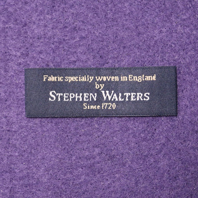 Las etiquetas tejidas tela de la ropa del doblez del extremo que cosen el cuello de encargo de la tela etiquetan la etiqueta