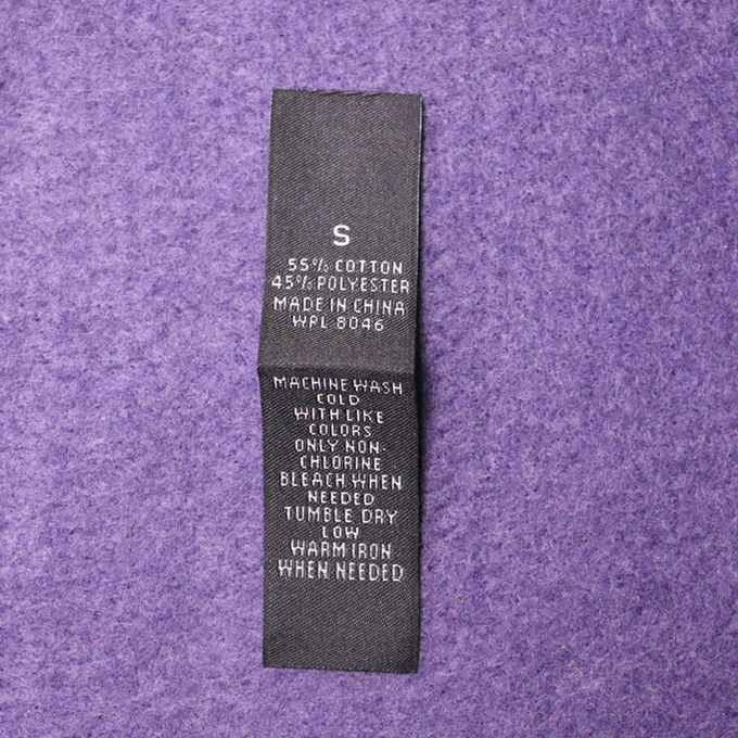 Fondo blanco de costura tejido damasco de las etiquetas con la talla de las etiquetas del doblez del extremo con el texto negro