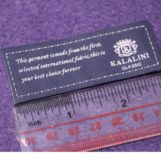 Los hilados de polyester sobre la ropa tejida aduana de la cerradura etiquetan el color de Pantone