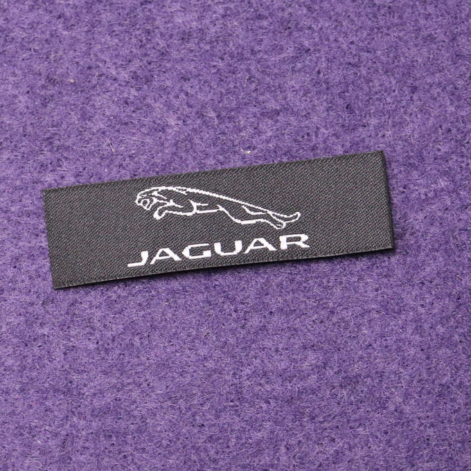 Etiquetas tejidas ropa elegante de encargo para el abrigo, etiquetas tejidas del cuello del doblez de centro