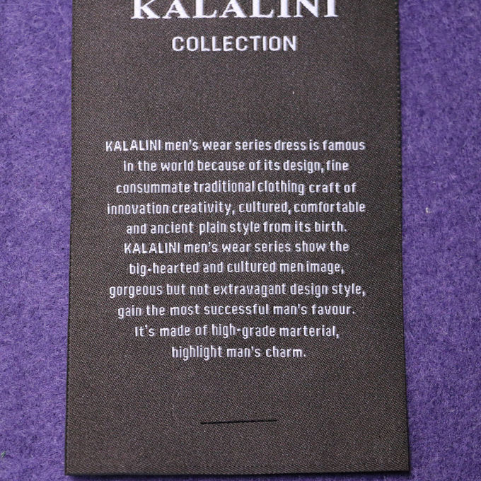 La ropa personalizada cose en el plegamiento de centro del doblez del extremo de las etiquetas de la tela