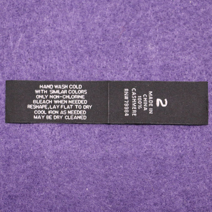 Las etiquetas tejidas planas de alta densidad del paño/personalizaron etiquetas tejidas