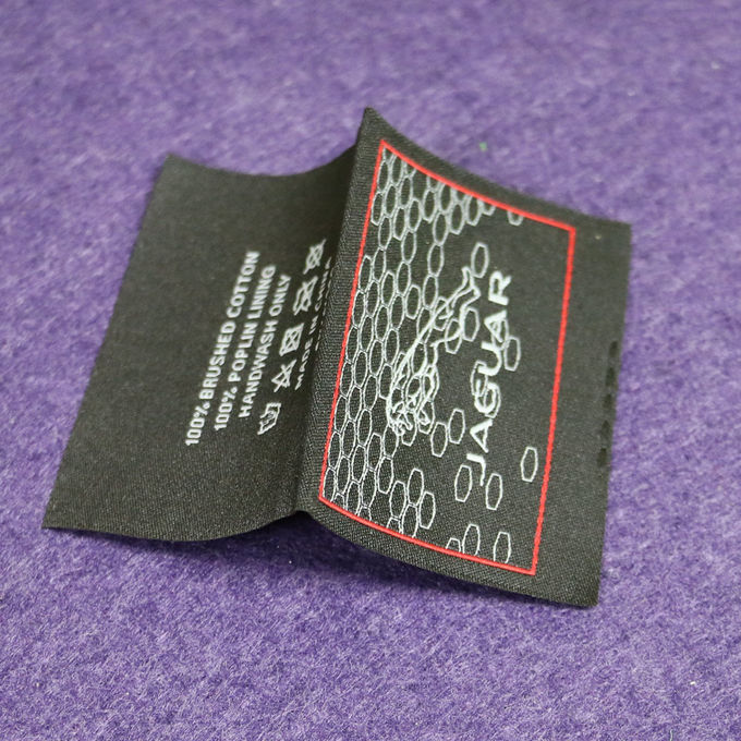 Las etiquetas tejidas planas de alta densidad del paño/personalizaron etiquetas tejidas