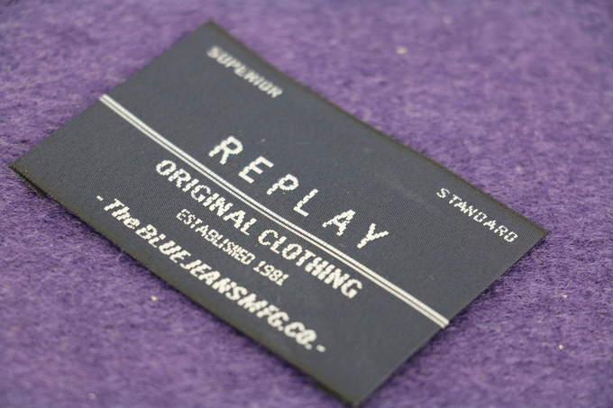 Satén personalizado que cose las etiquetas tejidas del cuello para las camisetas 3/4" X 2 el 1/2”