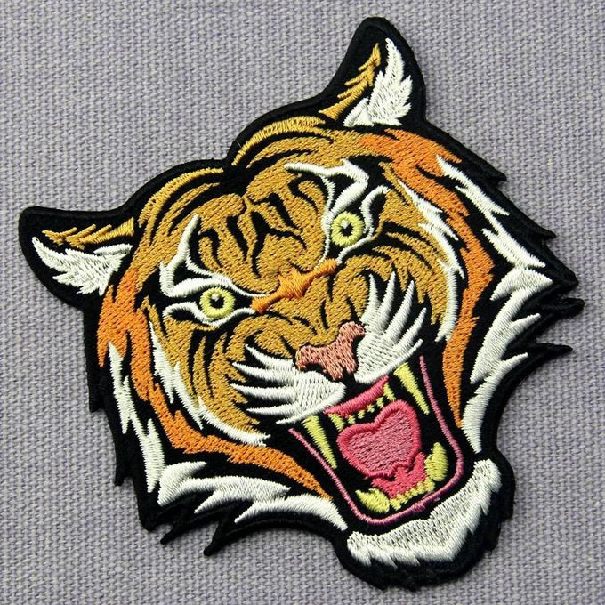 Las insignias bordadas máquina del paño cosen en logotipo de encargo del animal del tigre