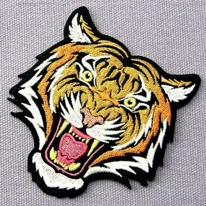 Las insignias bordadas máquina del paño cosen en logotipo de encargo del animal del tigre