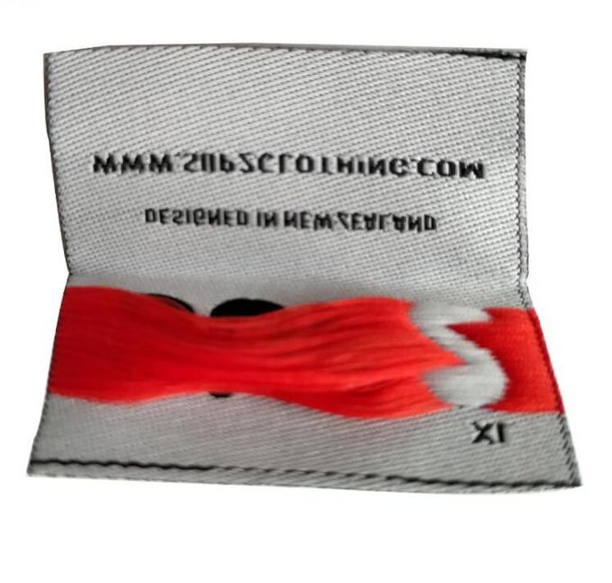 Etiquetas tejidas dobladas color recicladas para la ropa, etiquetas tejidas de PMS del vestido
