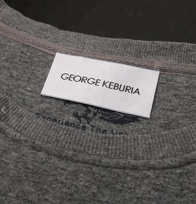 Las etiquetas personalizadas corte de la ropa de las etiquetas de la tela del calor cosen adentro para las camisetas de la ropa