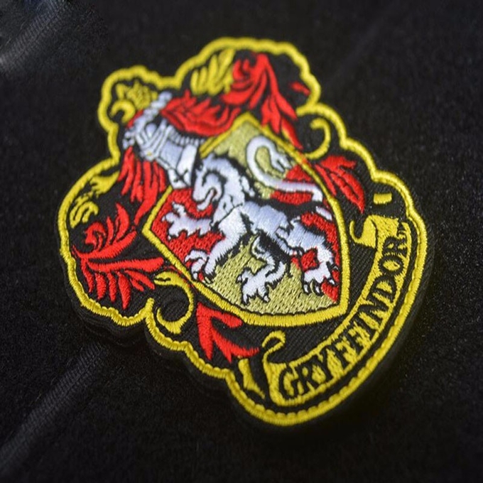 remiendo tejido insignias de encargo bordado 3D del paño que plancha en el material trasero del damasco